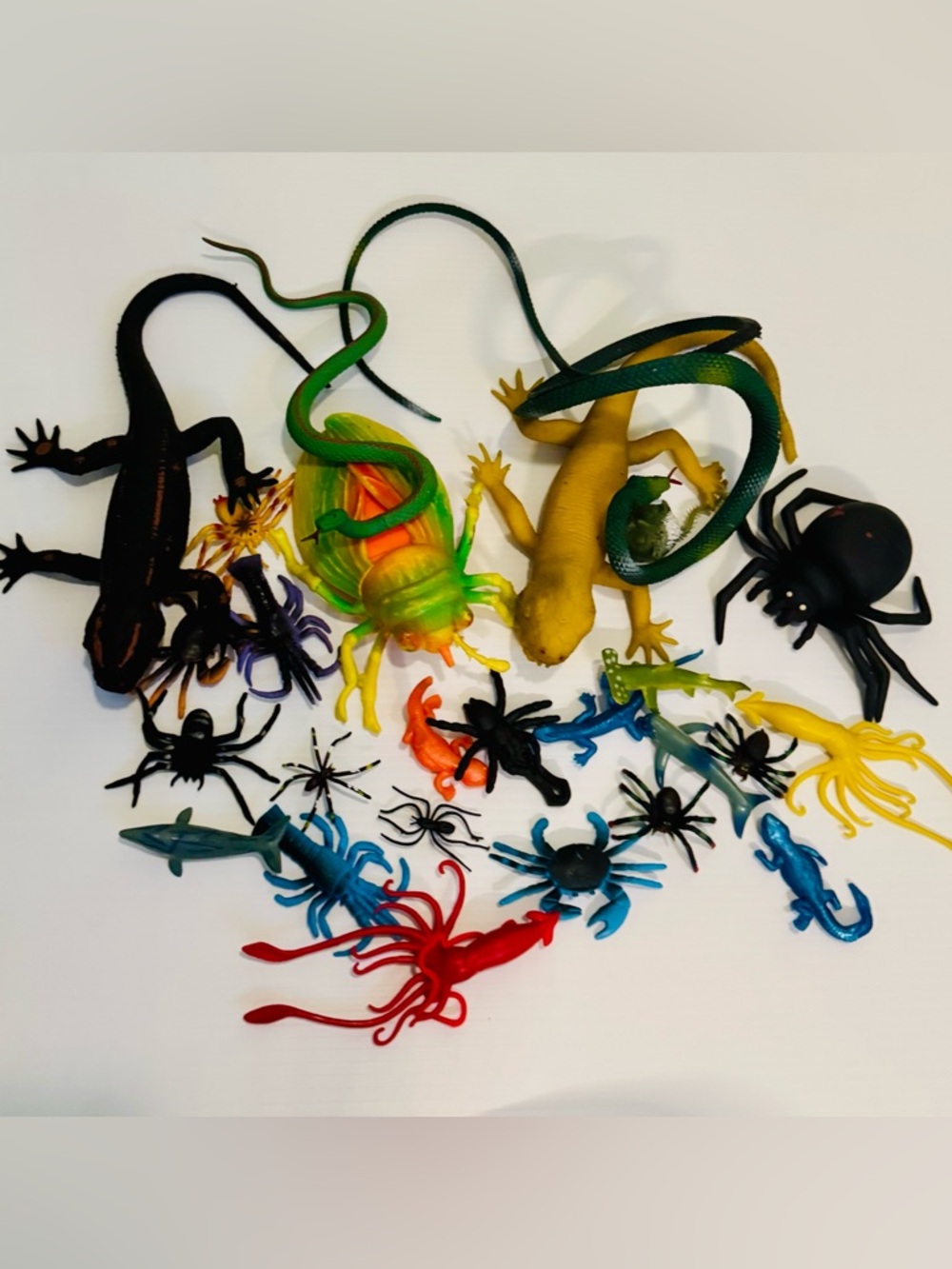 Assorted Reptile & Insect Toy Set - Green, Yellow, Black All pieces shown